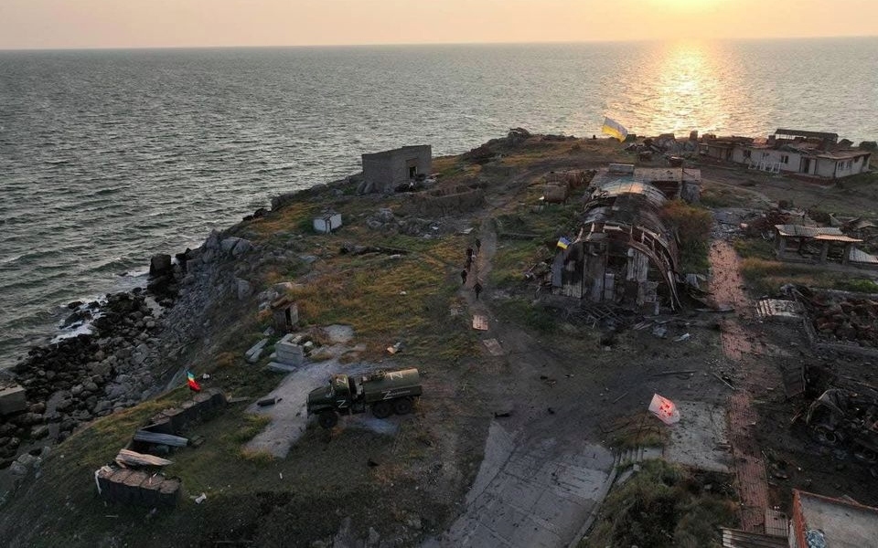 Binh sĩ Ukraine vừa dựng cờ trên đảo Rắn, Nga liền bắn hạ
